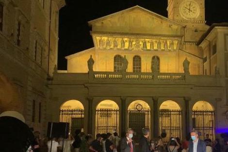 Accese le luci della nuova illuminazione a Santa Maria in Trastevere
