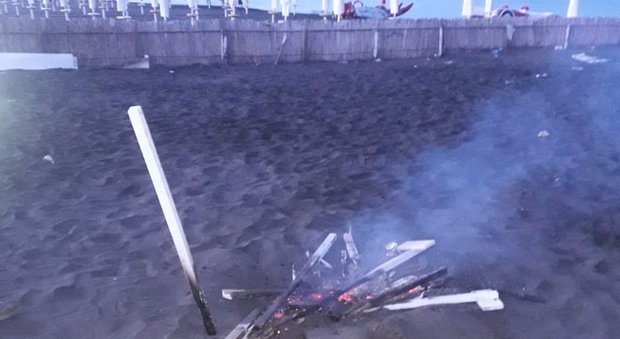 Raggi: bruciate paline distanziamento ad Ostia
