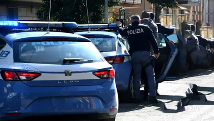 Blitz della Polizia con il sequestro di 3 kg di droga e l’arresto di 14 persone