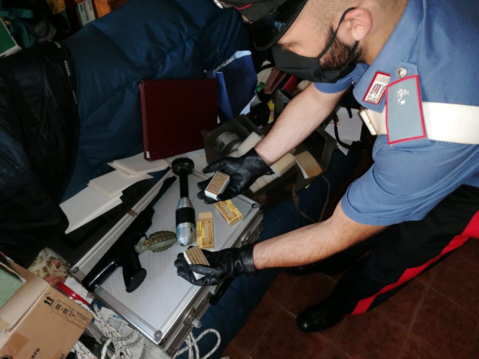 Deposito di armi della criminalità scoperto dai Carabinieri a Tor Bella Monaca