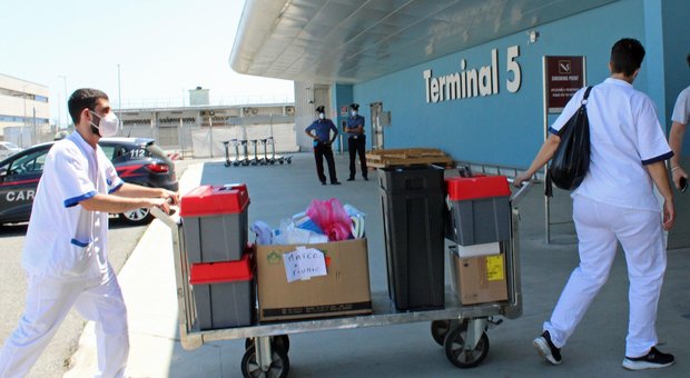 Lazio, la metà dei casi positivi al Covid sono di cittadini del Bangladesh e due comunque importati. Volo dal Qatar con 125 cittadini bangladesi arrivato a Fiumicino bloccato. A terra solo le altre nazionalità