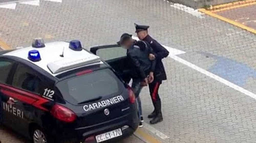 Due rapine in 25 minuti, ma poi trova i Carabinieri