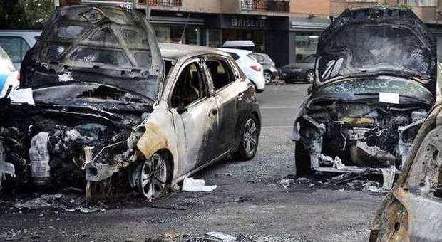Primavalle, auto e scooter dati alle fiamme