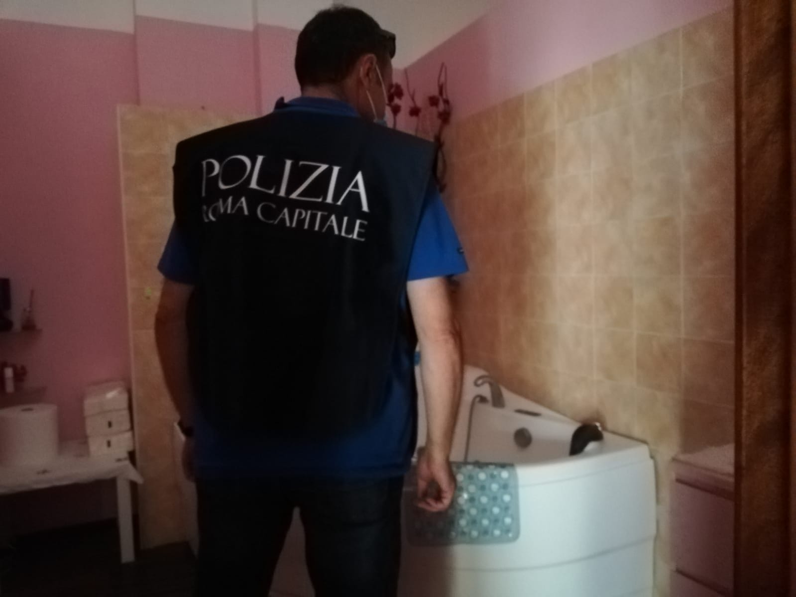 Prostituzione nel centro massaggi orientale, arrestata una donna cinese dalla Polizia di Roma Capitale