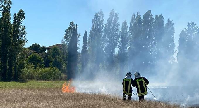 Manca la manutenzione del verde, si moltiplica il rischio incendi a Roma. La richiesta del Pd alla Raggi