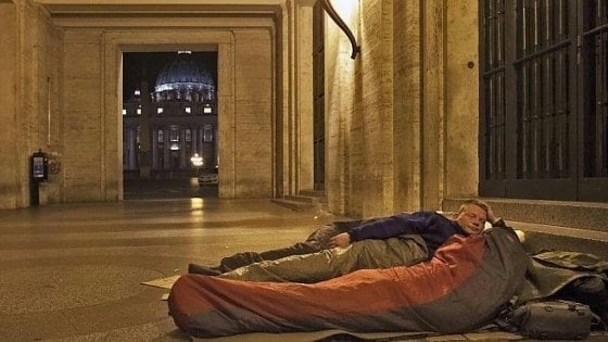 Denuncia della Caritas di Roma: “Più gente per strada, rimpallo tra le istituzioni