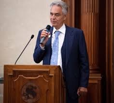 Negazionisti del Covid, Bocelli chiede scusa: “Non volevo offendere nessuno”. Il Sindaco leghista di Codogno: “Vengano a visitare il nostro cimitero”