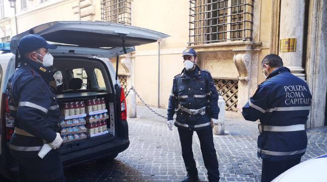 Coronavirus, sigillati un chiosco, un camion bar e un minimarket. Le operazioni di Cc e Polizia municipale