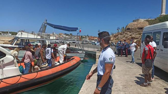 Ancora sbarchi a Lampedusa. Arrivati in duecento. E’ arrivata a Porto Empedocle la nave per la quarantena dei migranti.