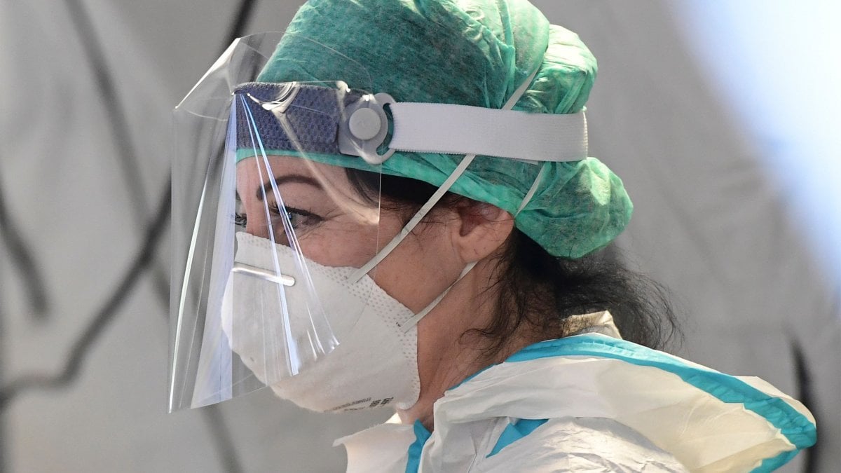 Covid alza la testa in Italia, boom di nuovi contagi (384) e di vittime (10). Sale il numero dei ricoverati (784)