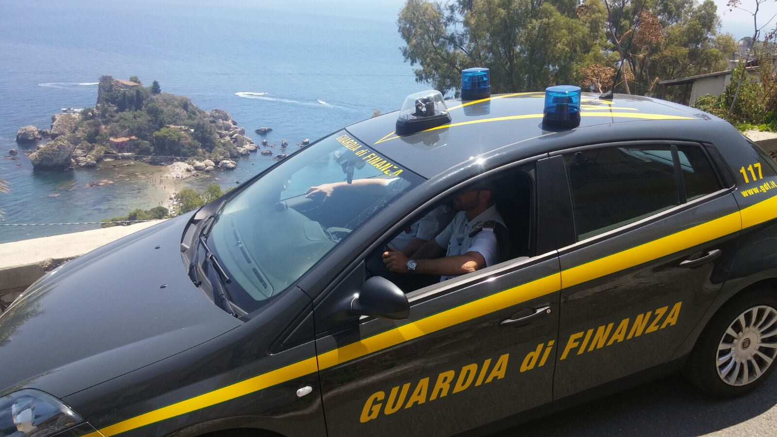 Taormina, la Gdf sequestra mezzo milione di euro a 17 strutture alberghiere. L’accusa è peculato
