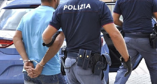 Il caldo da alla testa. Uomo entra nell’ufficio postale ed alla richiesta dei documenti fa vedere le i genitali. Arrestato