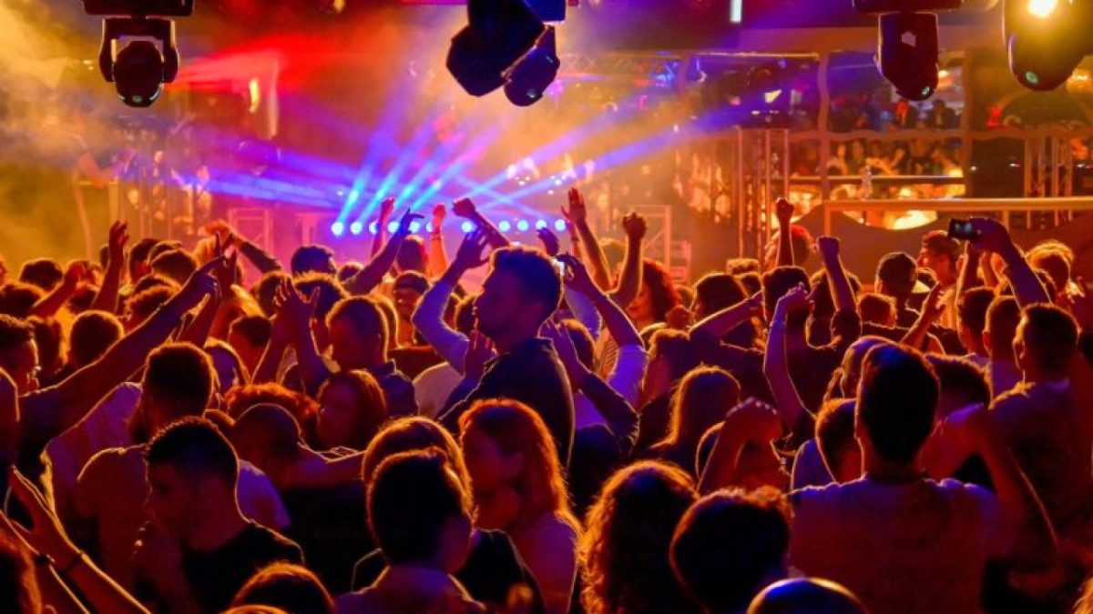 Regione Calabria chiude discoteche e sale da ballo e il Lazio vuole i test per chi rientra da Grecia, Croazia, Spagna e Malta
