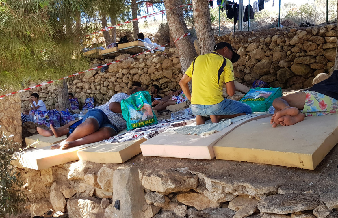 Verso Lampedusa tre navi per la quarantena dei migranti