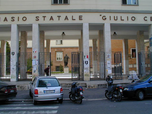 Il Liceo Giulio Cesare mette le mani avanti: “In classe solo se ci saranno le condizioni”