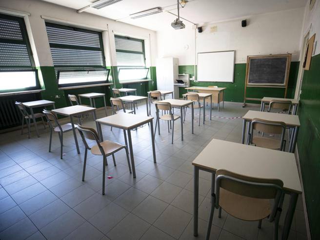 Consegnati dalla Raggi al liceo Augusto i primi 88 banchi monoposto