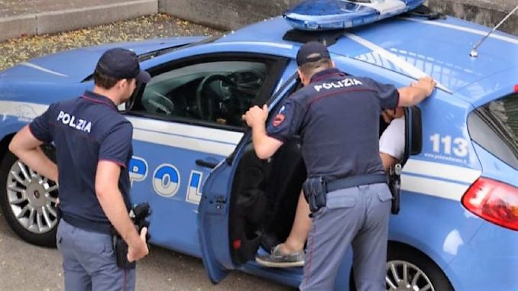Picchia un venditore ambulante, fermato e arrestato