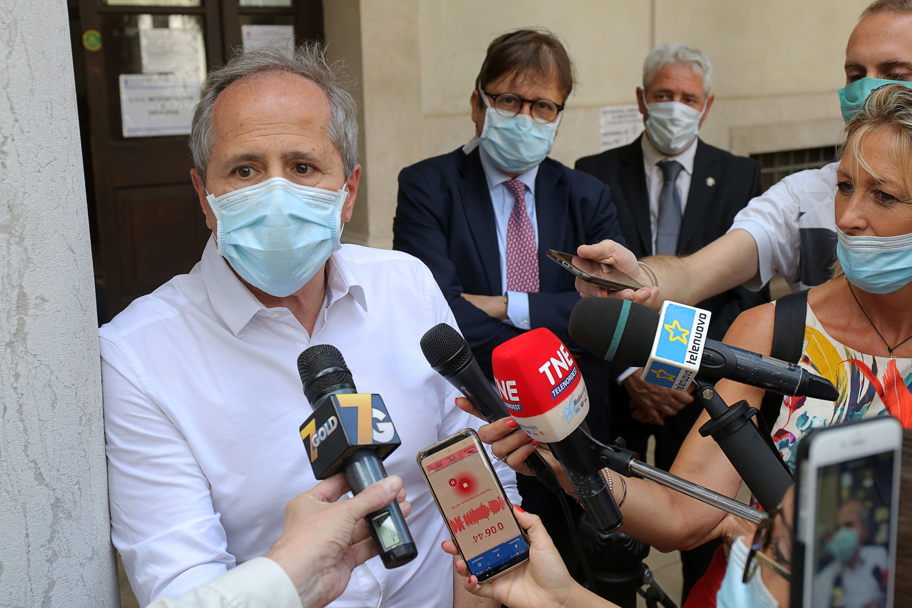 Crisanti spegne gli entusismi: “Servono 400mila tamponi al giorno, difficile il vaccino nel 2020”