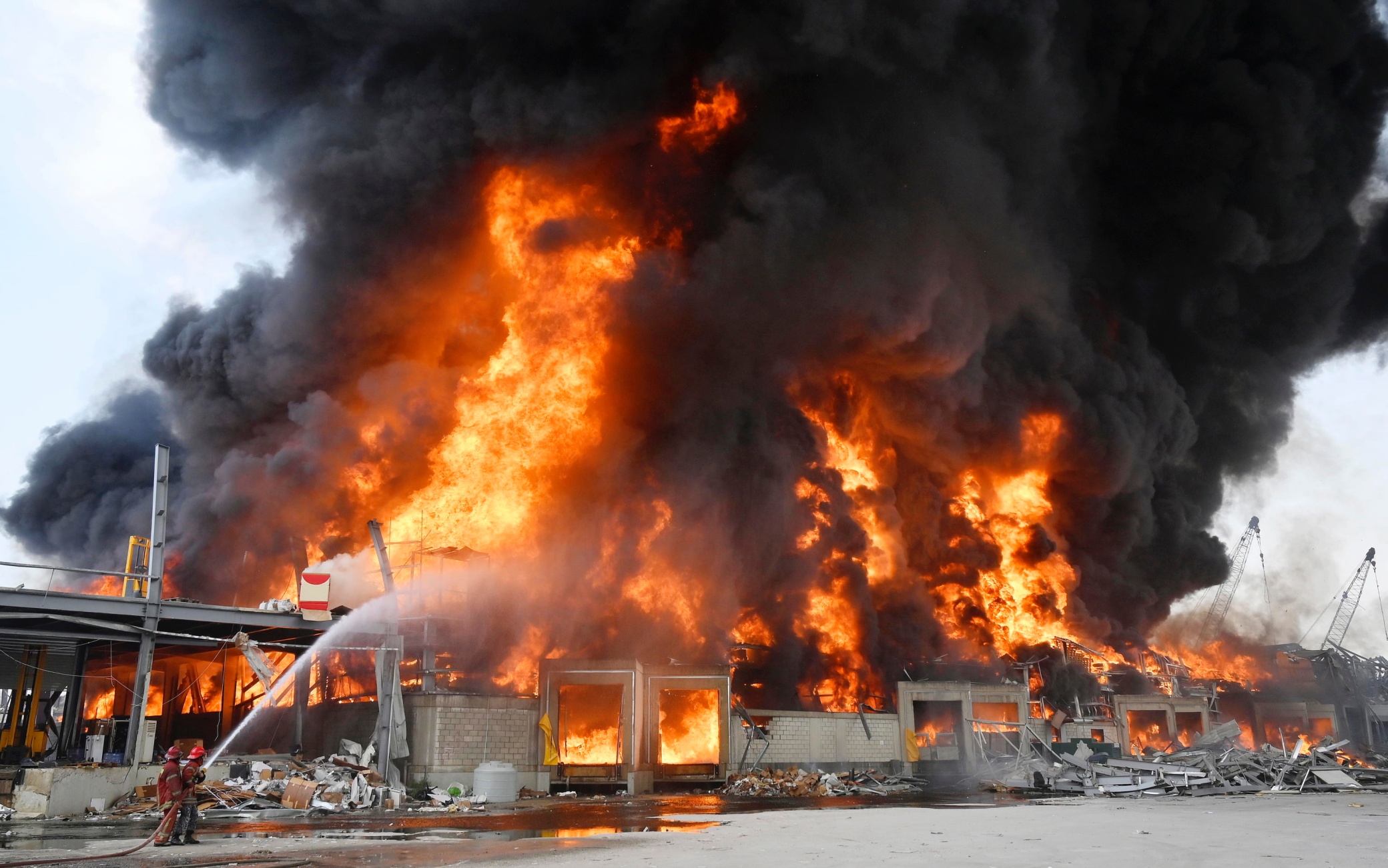 Beirut di nuovo in fiamme. Nuovo enorme incendio al porto della Capitale libanese