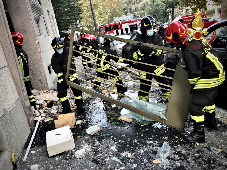 Forte esplosione a Milano, devastato un appartamento. Sei i feriti, uno è gravissimo