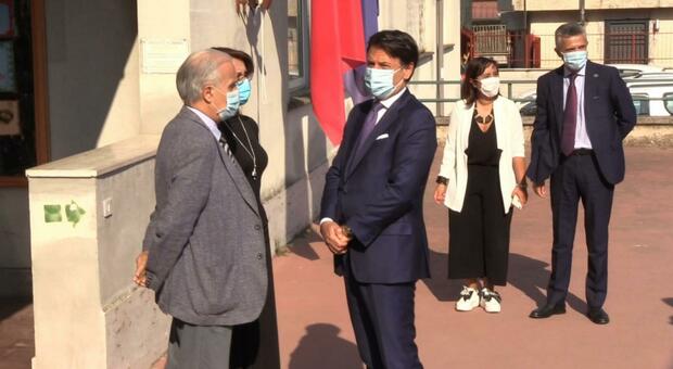 Il Premier Conte visita a sorpresa una scuola della periferia romana