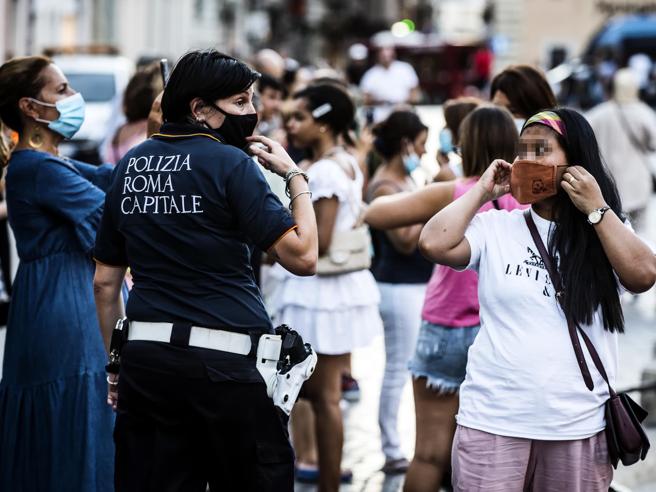 Covid, D’Amato (Regione Lazio): “Probabile l’obbligo di mascherine anche all’aperto e discoteche chiuse fino a fine anno”