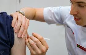 Vaccinazioni in farmacia nel Lazio? Medici Fnomceo: “E’ illegittimo”