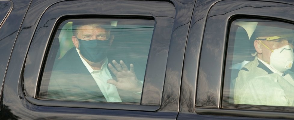 Trump senza alcuna regola, esce dall’ospedale per salutare i suoi sostenitori: “Ho imparato molto”