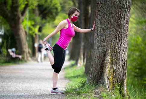 Mascherina obbligatoria per chi passeggia, non per chi fa jogging. Precisazione del Viminale