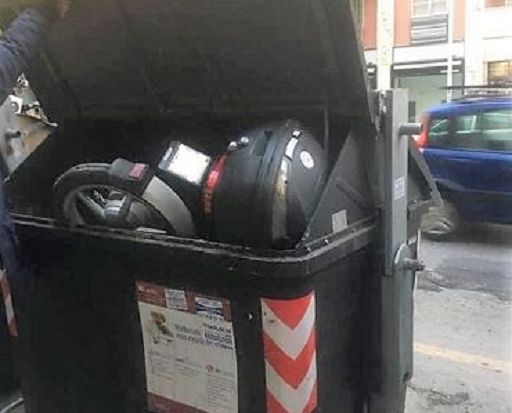 Roma. nei cassonetti anche un motorino