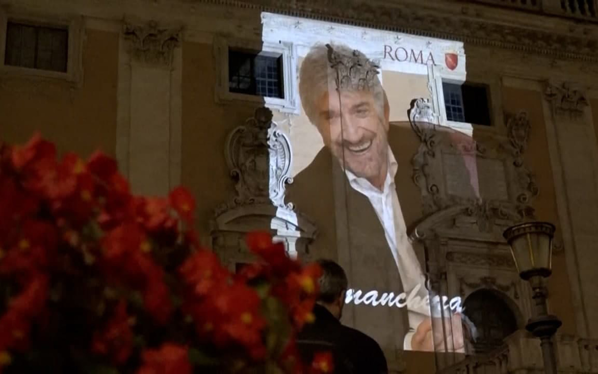 Il saluto di Roma a Gigi Proietti tra cortei funebri, omaggi e funerale a piazza del Popolo