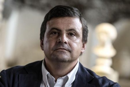 Tour di Calenda in incognito nelle strade e nelle piazze di Roma