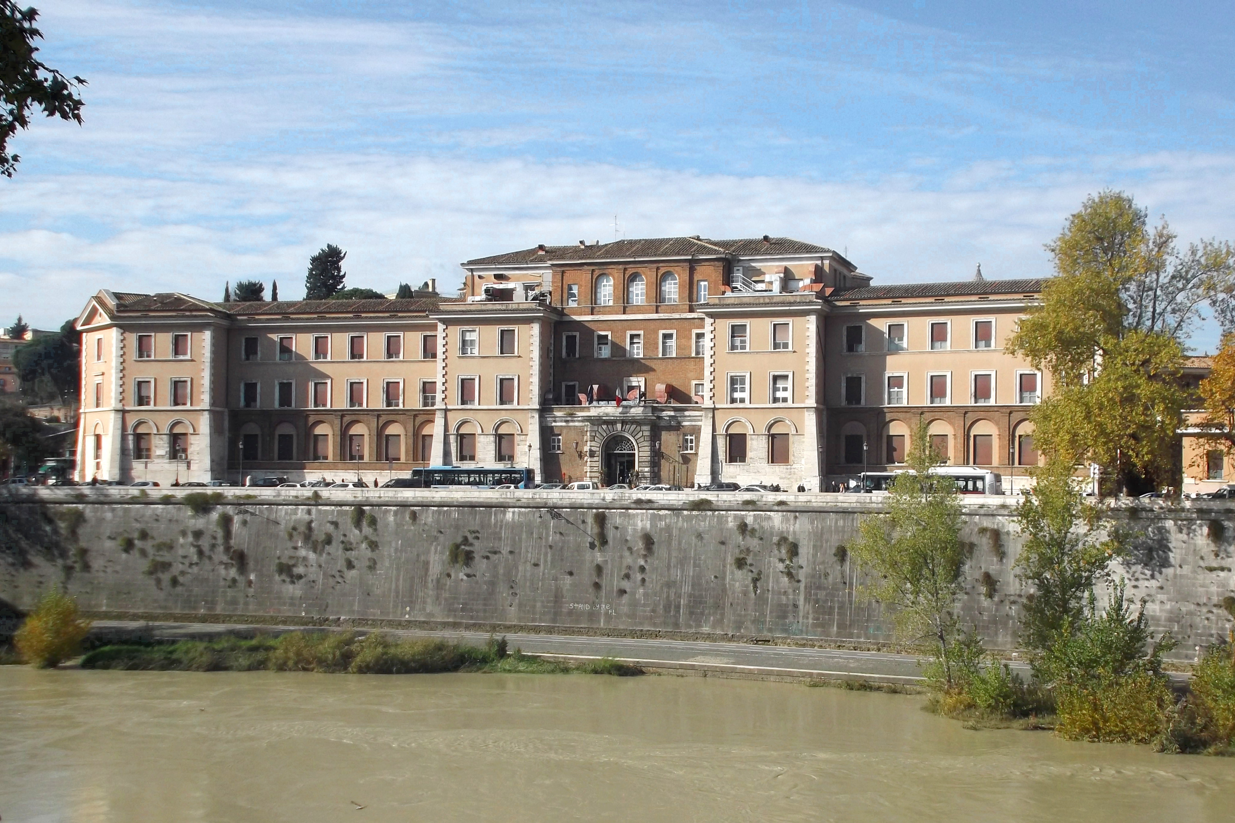 Ricoverato per Covid al S. Spirito di Roma, fugge e ruba in un market ad Aprilia