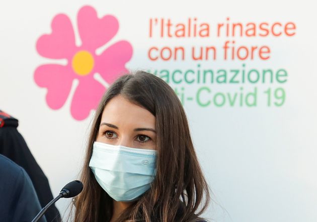La prima infermiera vaccinata allo Spallanzani vaccina una collega