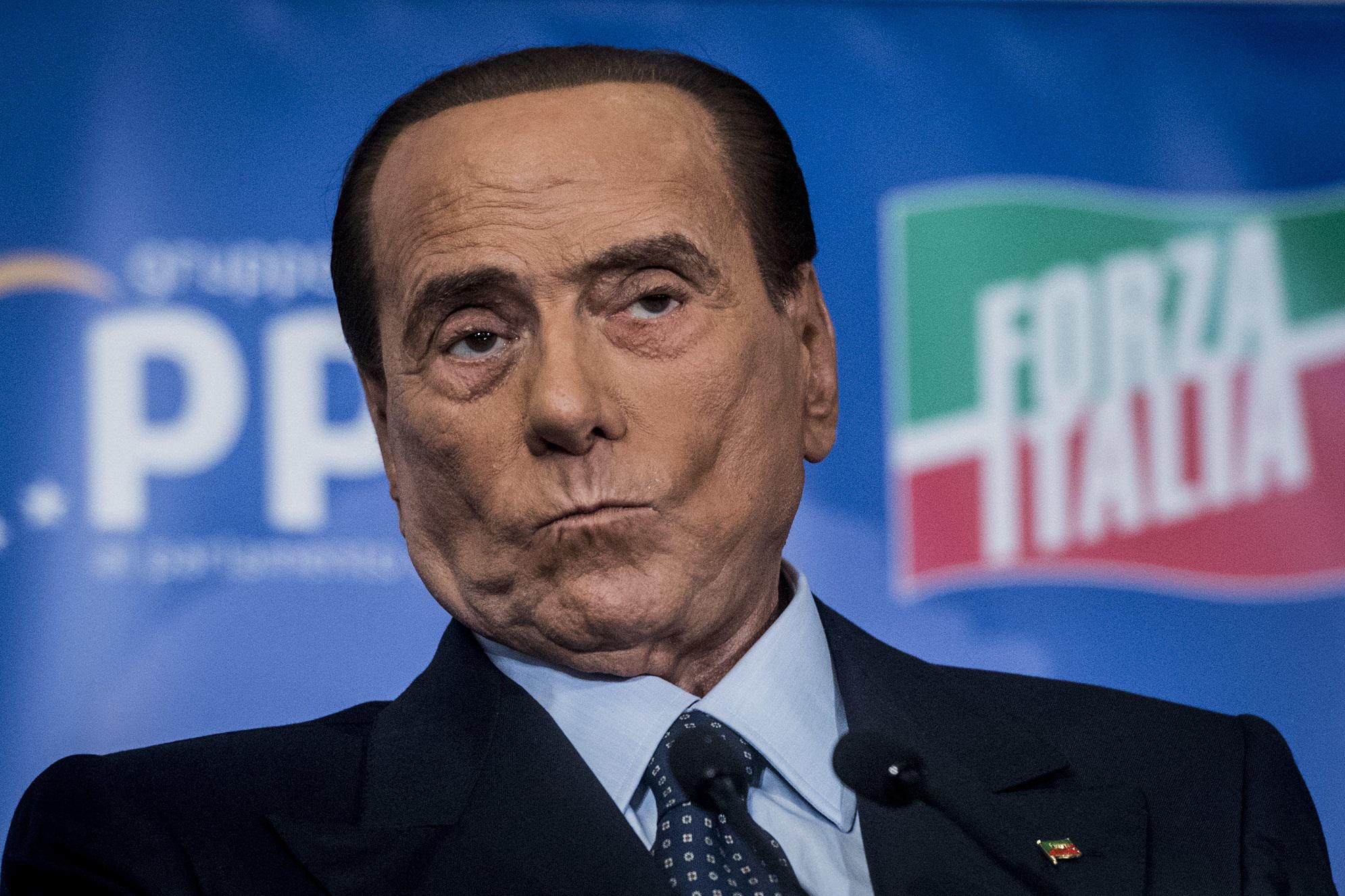 Berlusconi: “Crisi pericolosa. Renzi vada fino in fondo e faccia cadere il Governo”
